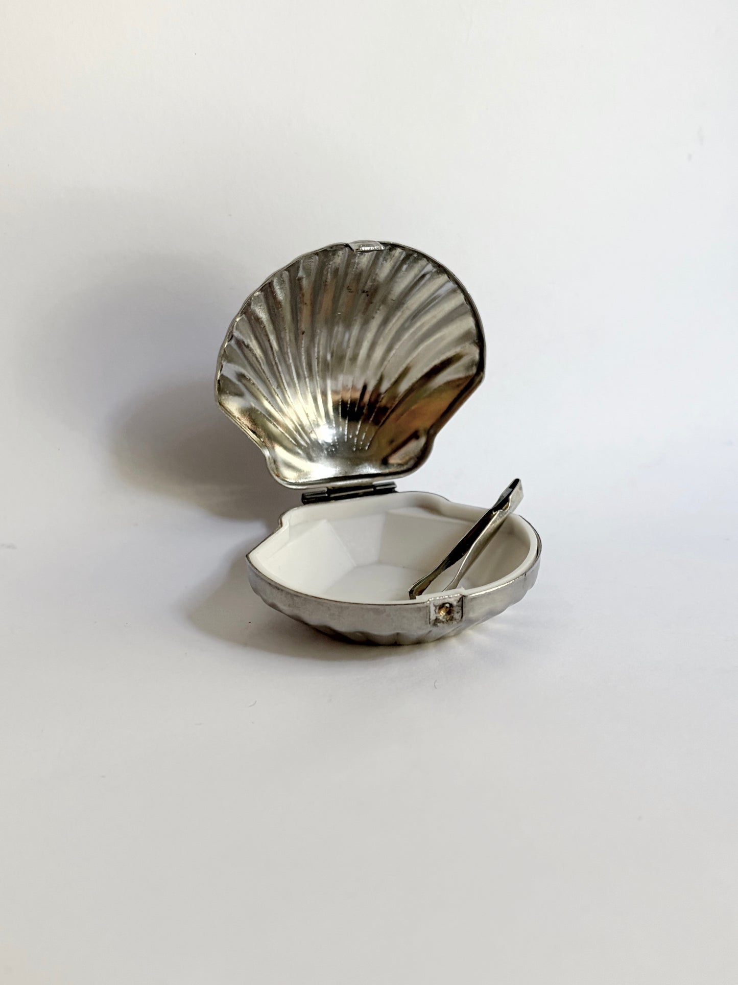 Vintage 1960s Silver Metal Shell Pill Box