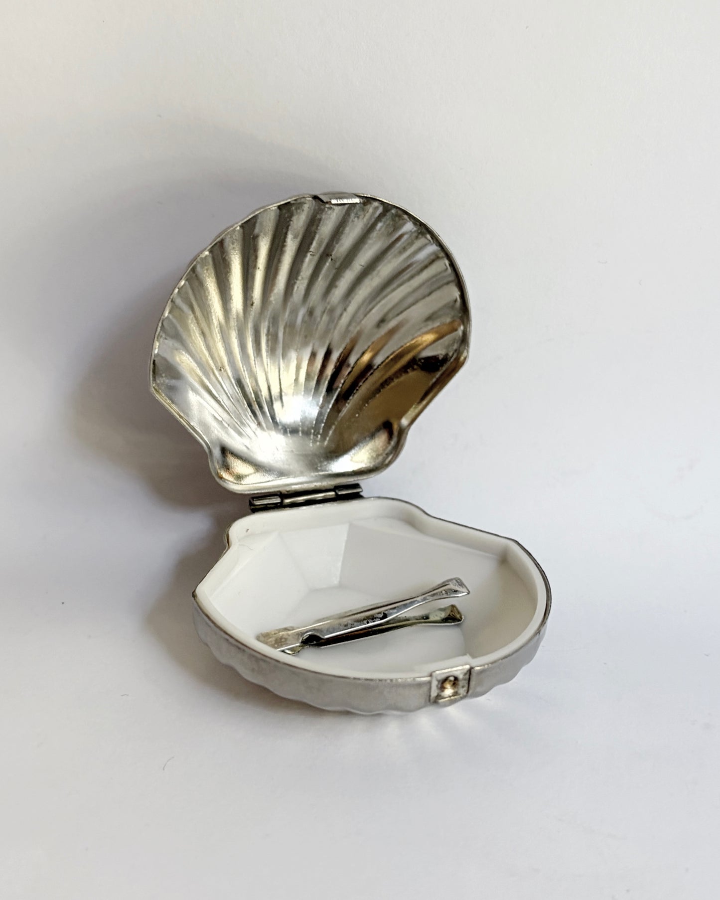 Vintage 1960s Silver Metal Shell Pill Box