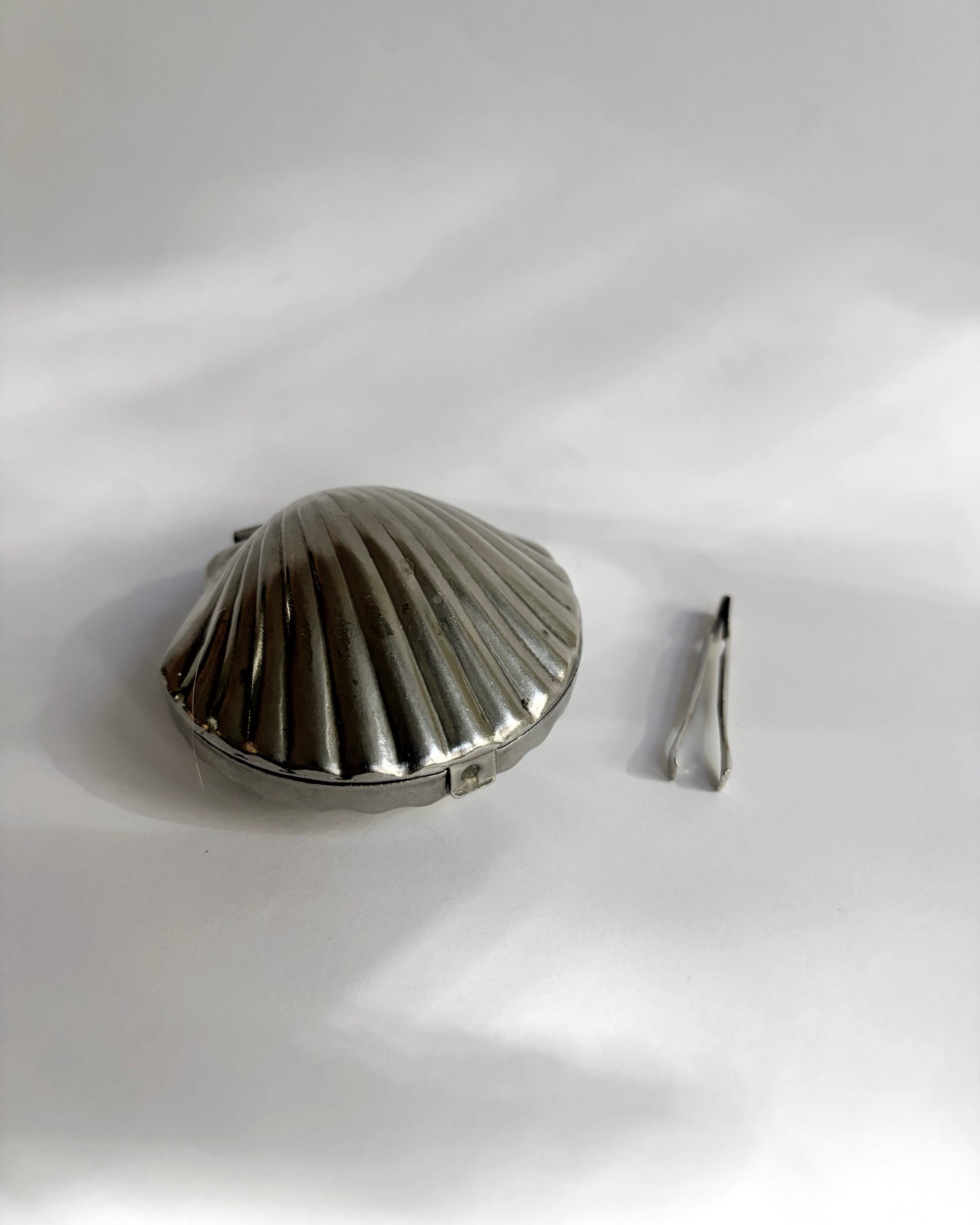 Vintage 1960s Silver Metal Shell Pill Box